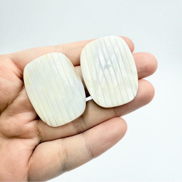 Gorgeous Vintage Mother Of Pearl MOP Hand Carved Earrings - Picture 1 of 7